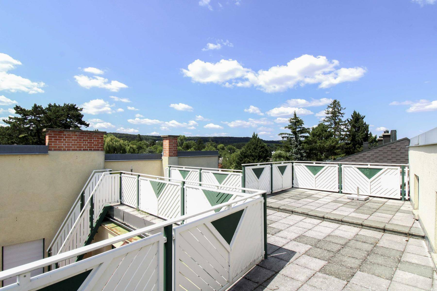 Weitläufige Dachterrasse mit weitem Blick ins Grüne und viel Potenzial zur Gestaltung.