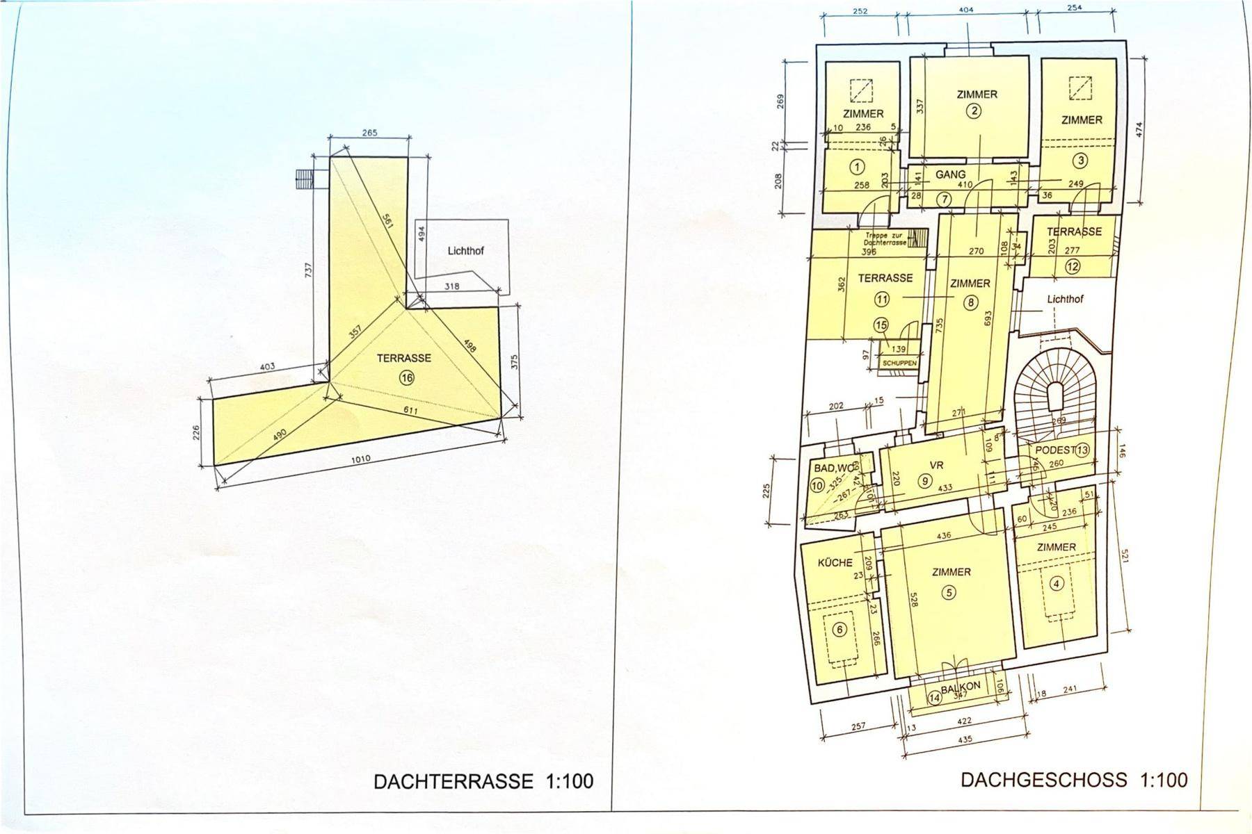 Grundriss des Dachgeschosses mit Terrasse und mehreren Zimmern, inklusive Dachterrasse.