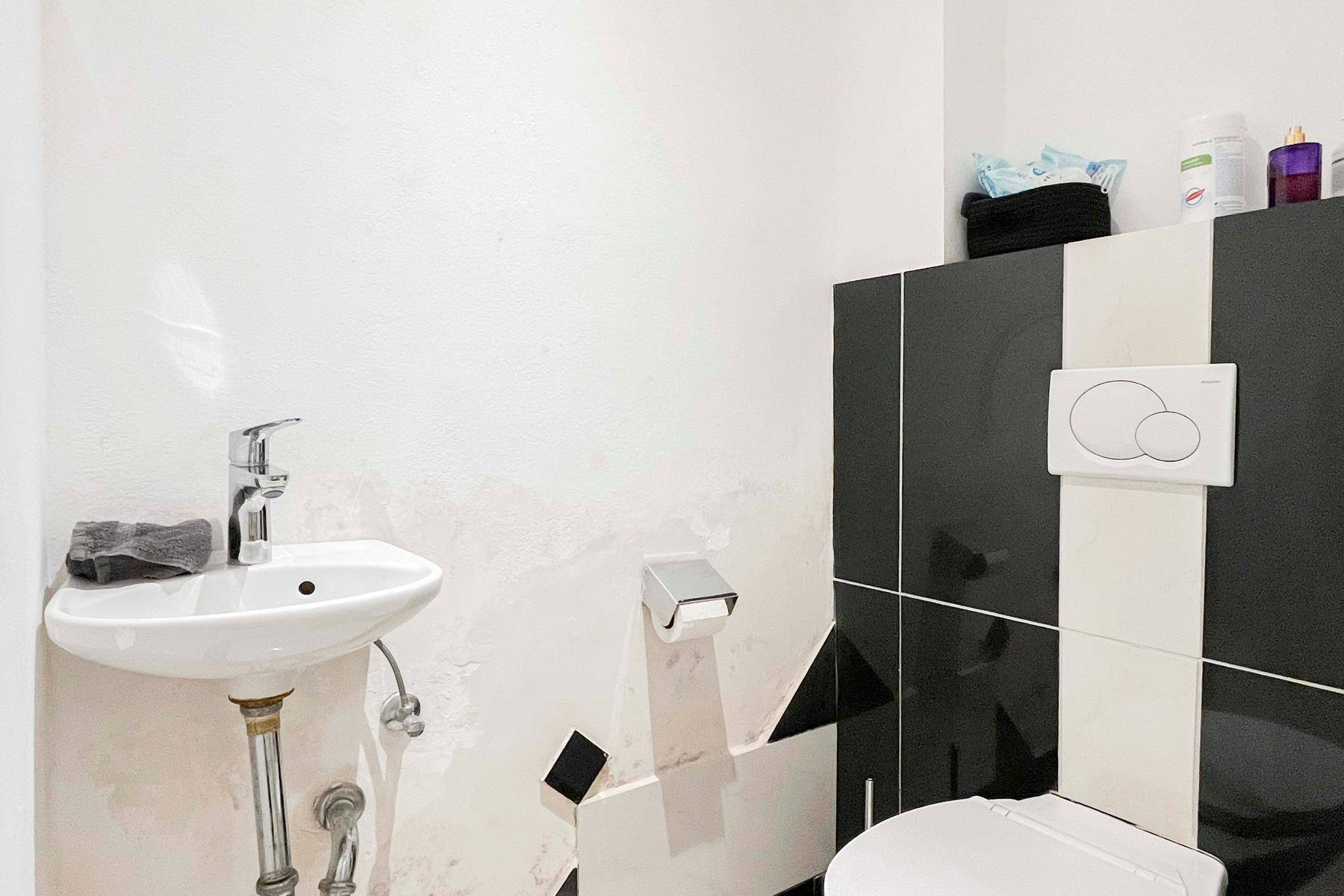Kleines Gäste-WC mit modernem Design, Wand-WC und kompaktem Waschbecken.