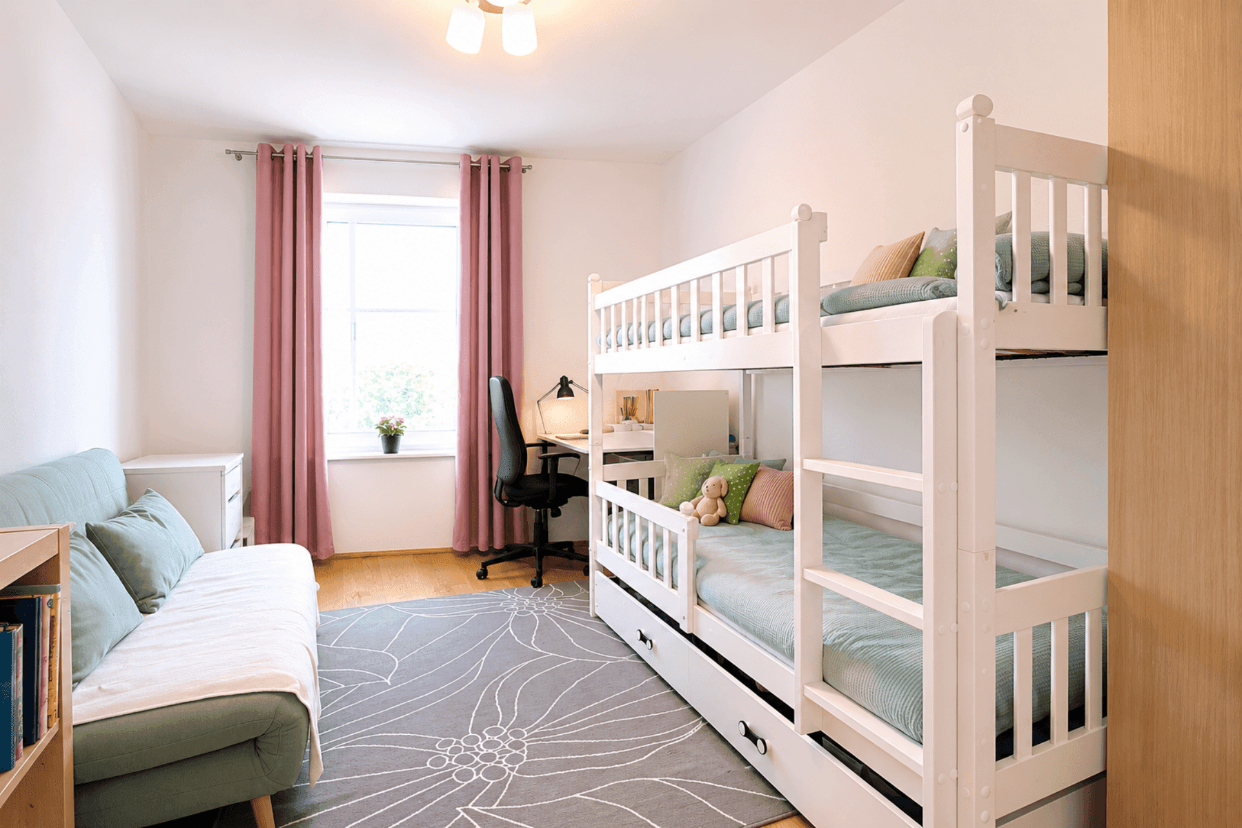Kinderzimmer mit Etagenbett, Schreibtisch und Sofa, ideal für Geschwister oder Gäste.