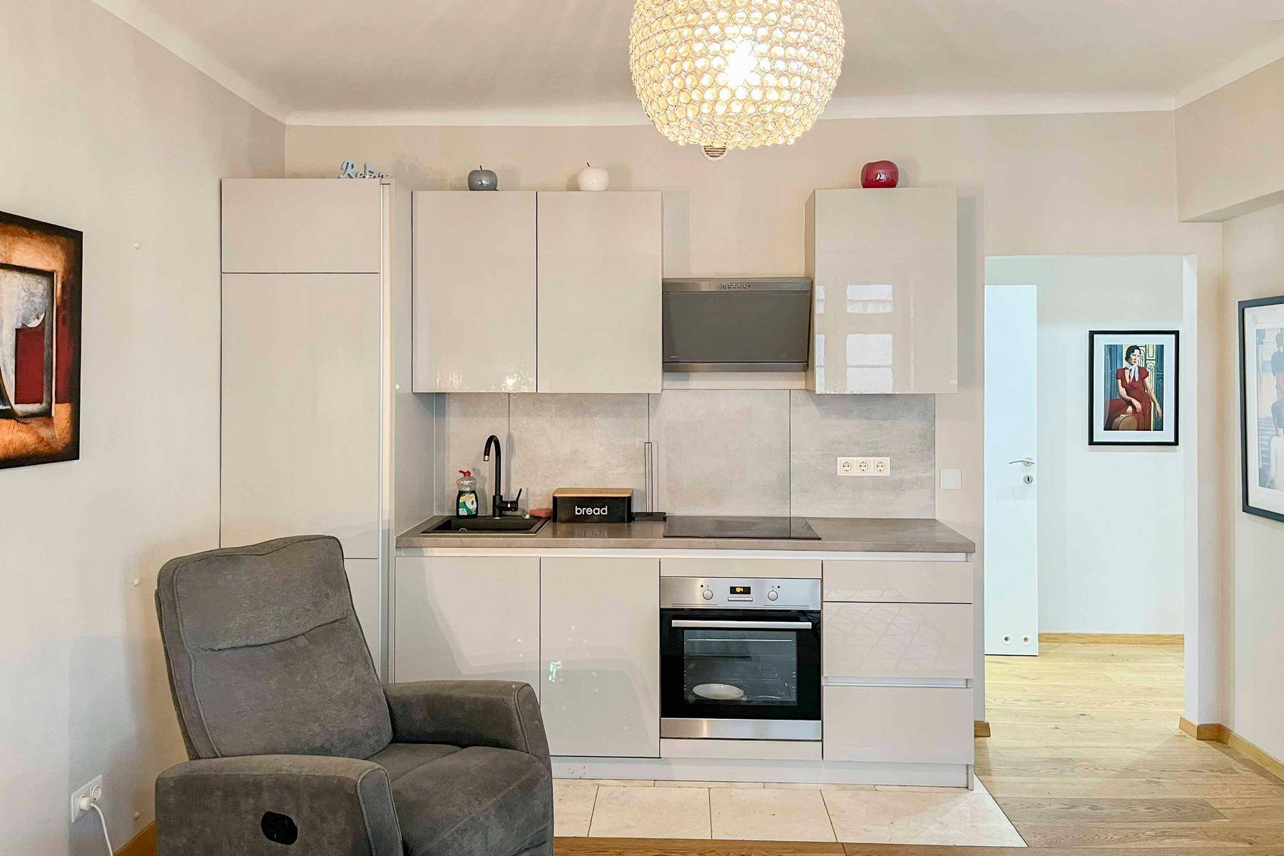 Moderne Küchenzeile mit integrierten Geräten und hellem Design.