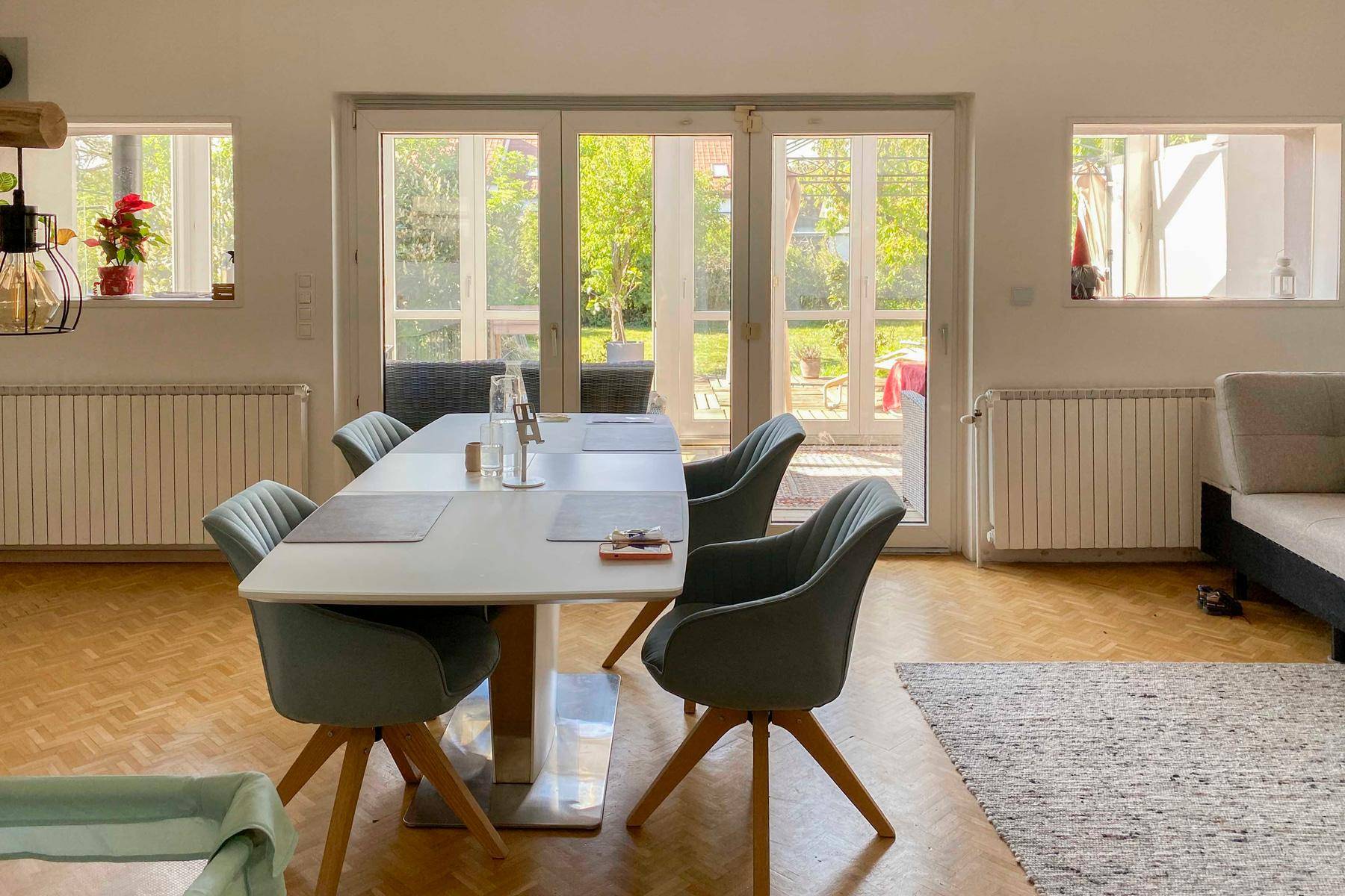 Heller Essbereich mit modernem Tisch, bequemen Stühlen und direktem Zugang zur Terrasse.
