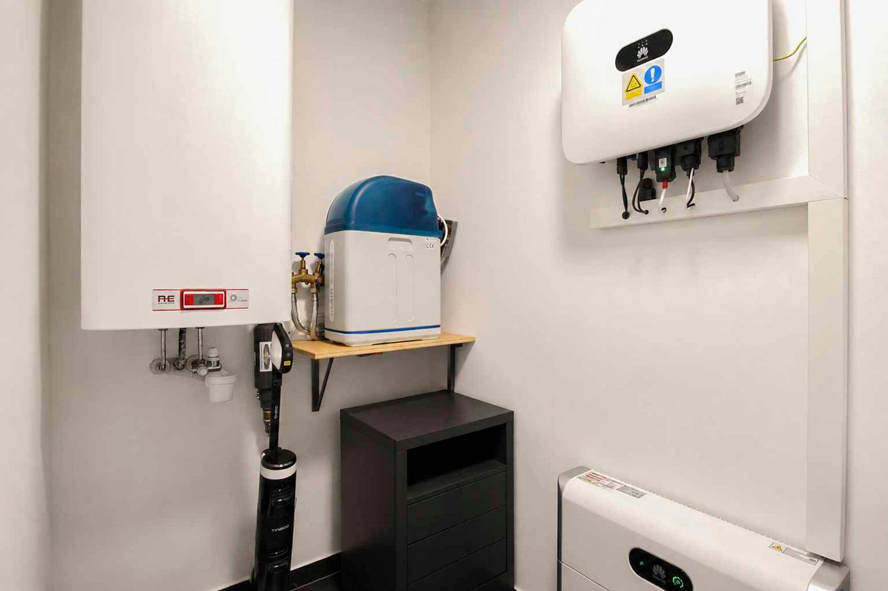 Technikraum mit Heizungsanlage, Wasseraufbereitungssystem und Photovoltaik-Wechselrichter.