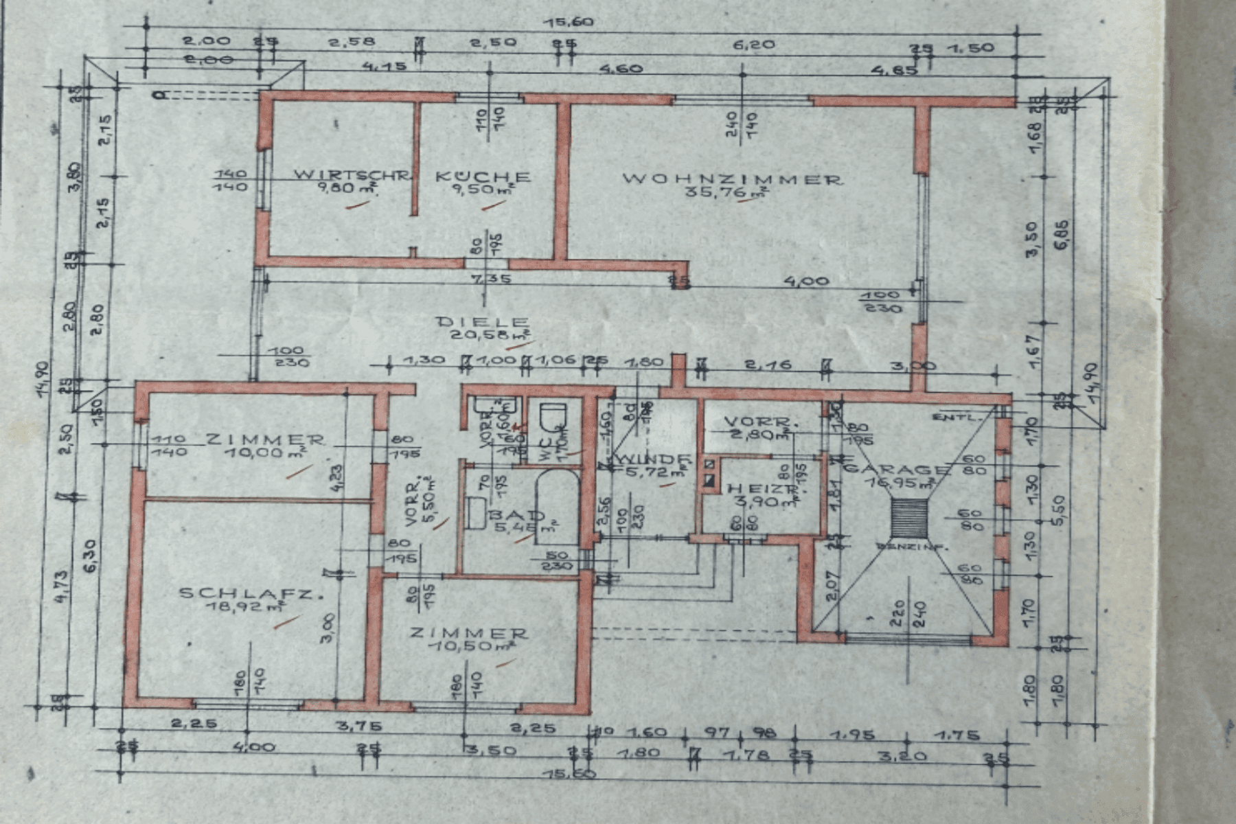 Detaillierter Grundriss mit Raumaufteilung, inklusive Wohnzimmer, Küche, Schlafzimmer und Garage.