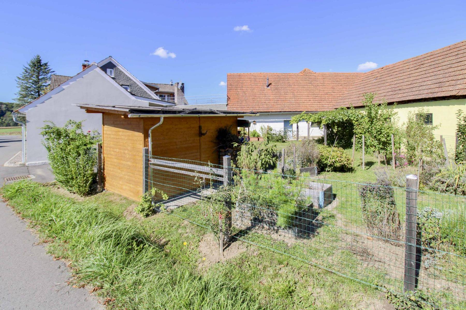 Außenansicht Garten von der Straße