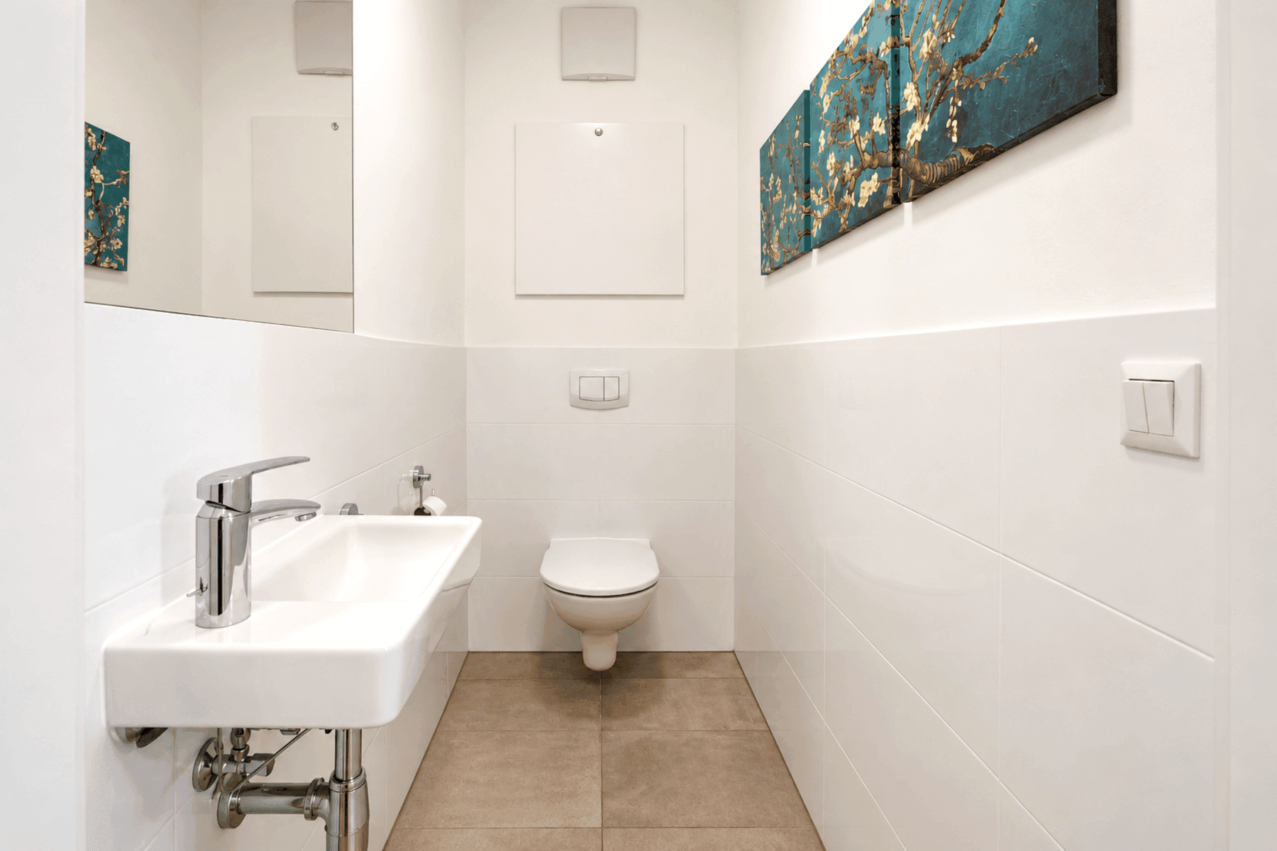 Modernes Gäste-WC mit wandhängendem WC, kleinem Waschbecken und dekorativem Wandbild.