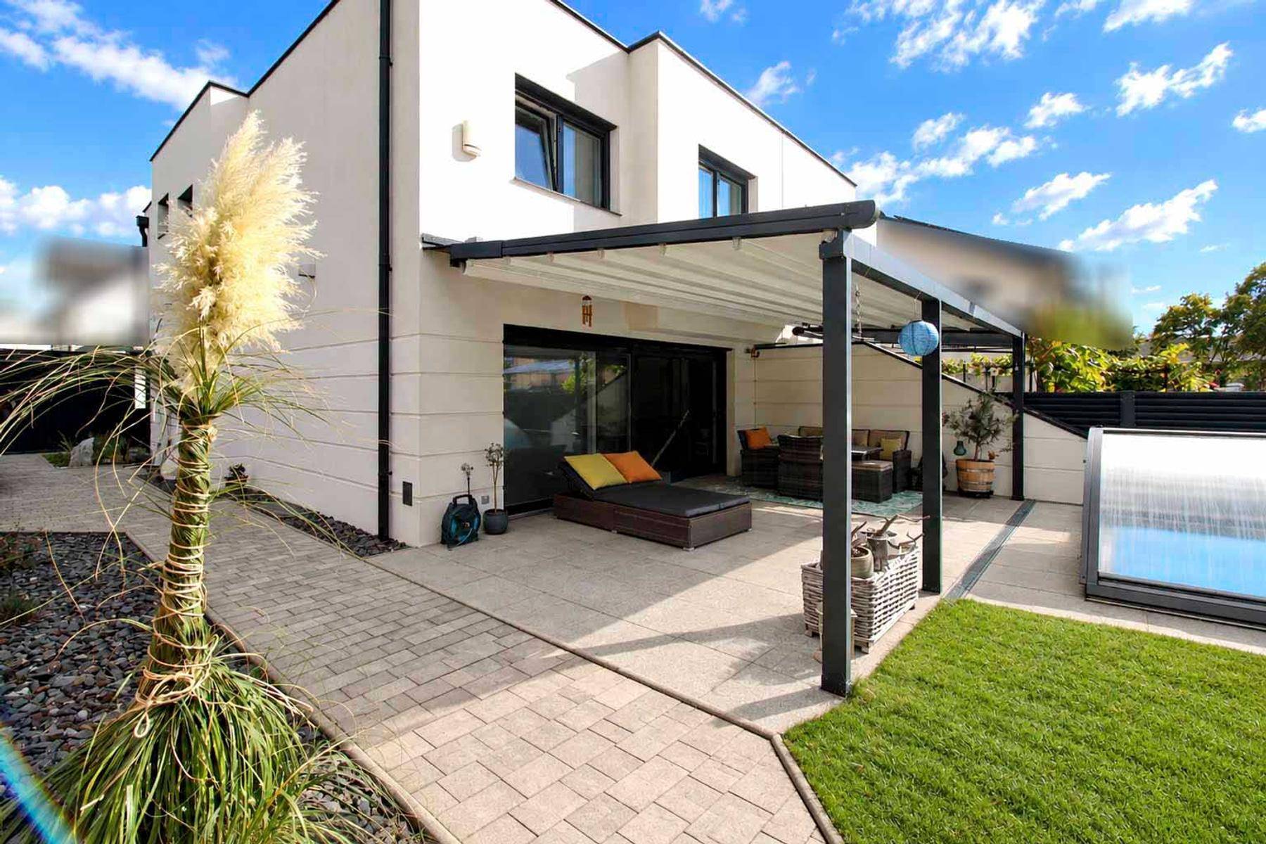 Moderne Terrasse mit Pergola, Liegeflächen, Pool und Zugang zum Garten.