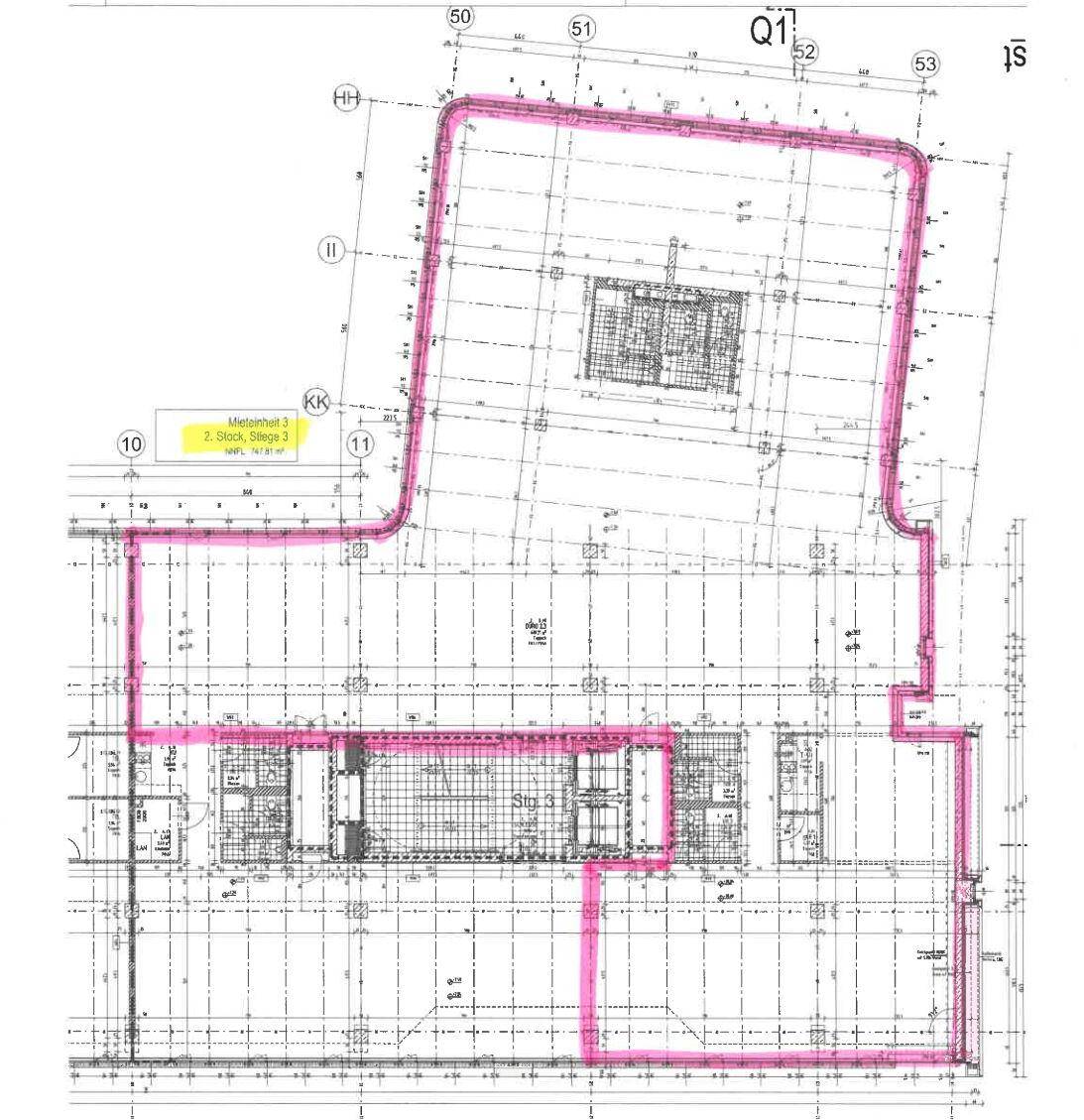 Technischer Grundriss eines Gebäudegeschosses mit detaillierten Leitungen und einem hervorgehobenen Bereich in Rosa.