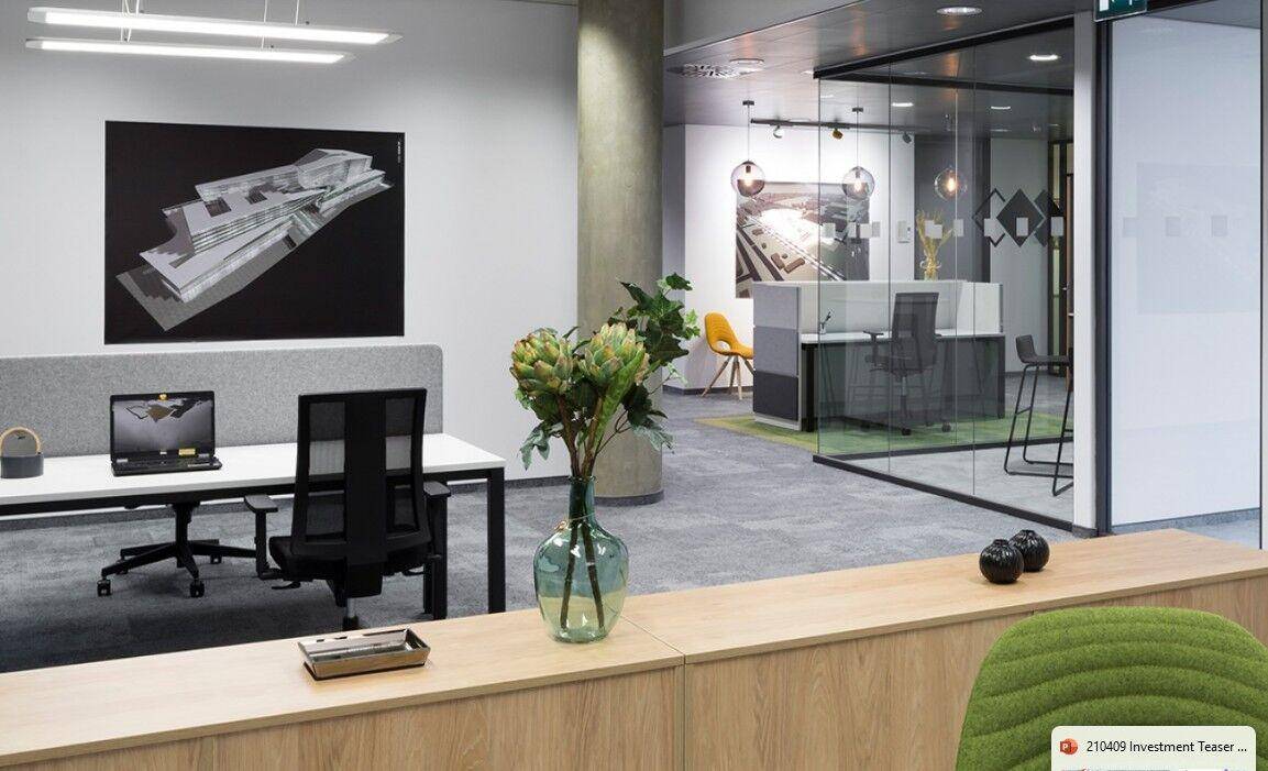 Modernes Büro mit stilvoller Einrichtung, Holzakzenten und Blick in weitere Arbeitsbereiche.