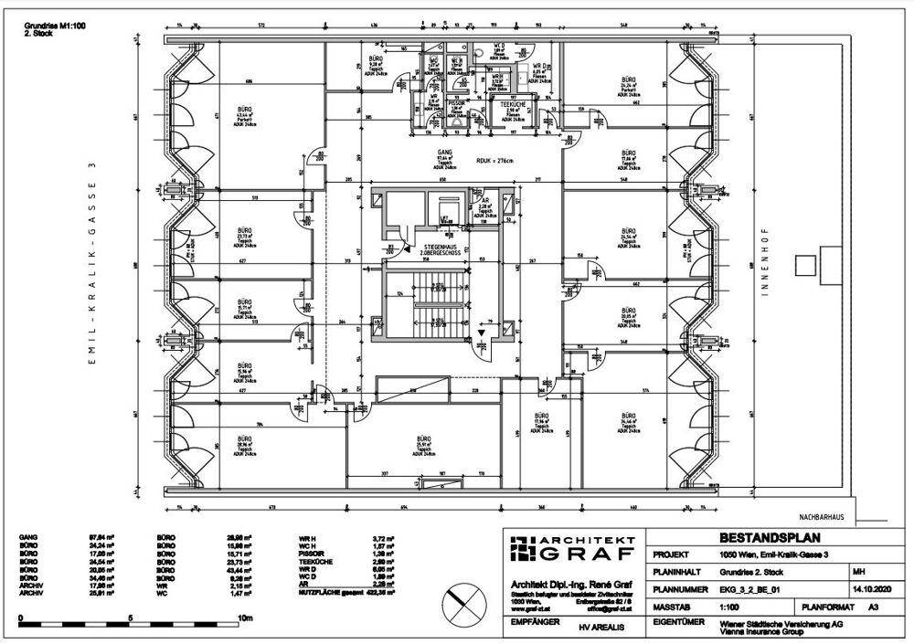Grundriss des 2. Stocks mit mehreren Büroeinheiten, zentralem Treppenhaus und Aufzug.