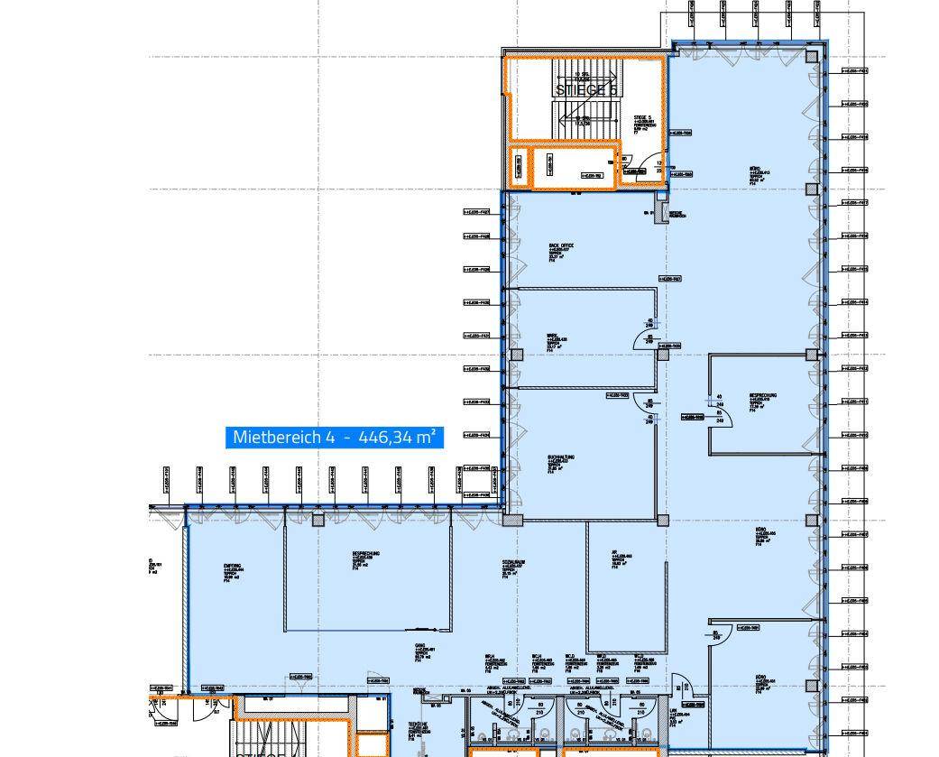 Detaillierter Grundriss eines Mietbereichs mit 446,34 m² und mehreren Büroräumen sowie Sanitäranlagen.