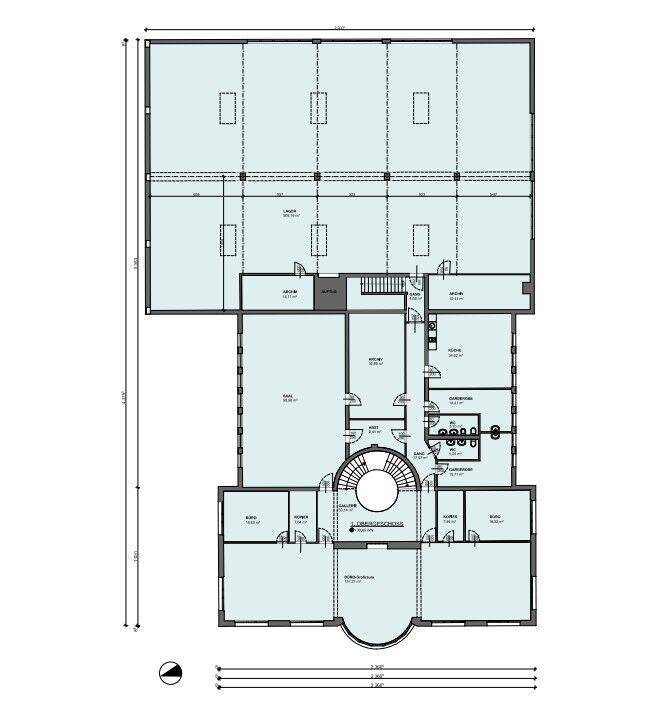 Grundriss eines Obergeschosses mit Büros, Lagerflächen und Sanitärbereichen, inklusive Wendeltreppe.