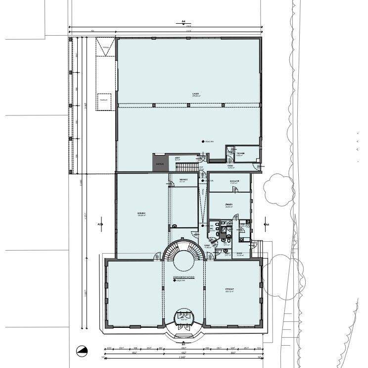 Grundriss des Erdgeschosses mit offenem Layout, Büroräumen und einer zentralen Wendeltreppe.