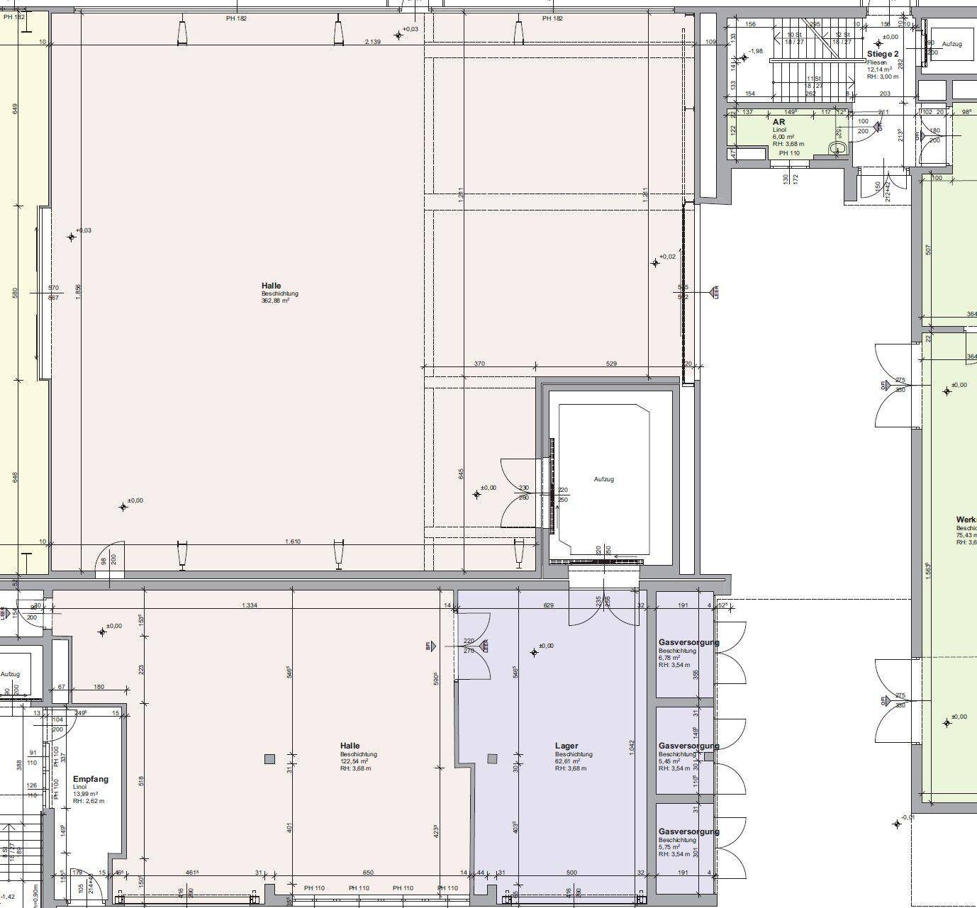 Ausschnitt eines Grundrisses mit Hallen-, Lager- und Empfangsbereichen, detailliert dargestellt.