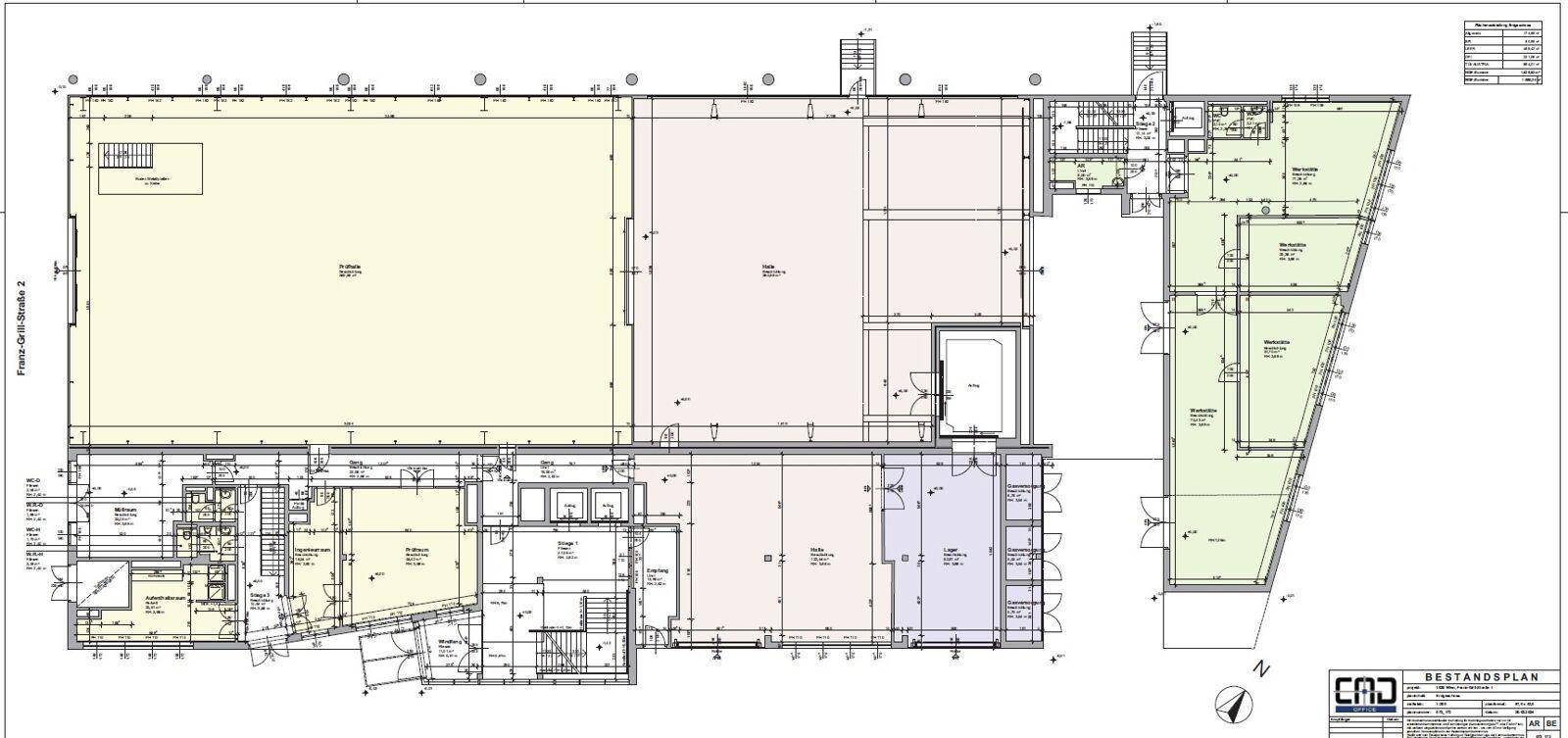 Detaillierter Grundrissplan eines Gebäudes mit verschiedenen Nutzungsbereichen und Treppenhäusern.
