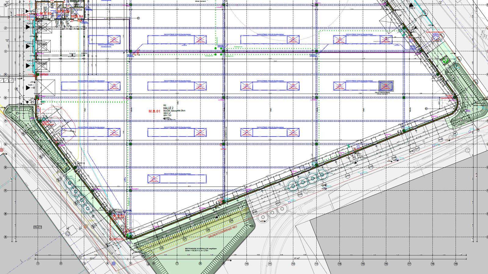 Detaillierter Bauplan eines großen Gebäudes mit Grundstücksgrenzen und Infrastruktur.
