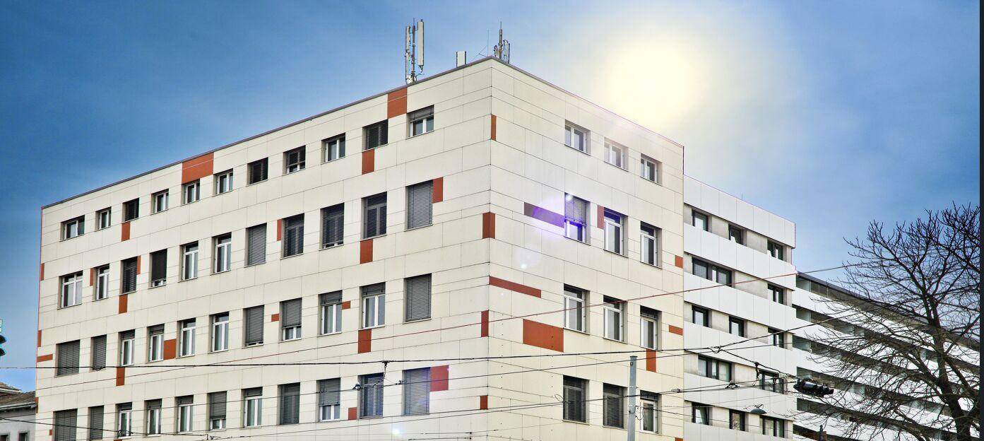 Ansicht des modernen Bürogebäudes mit markanter Fassadengestaltung und vielen Fenstern.