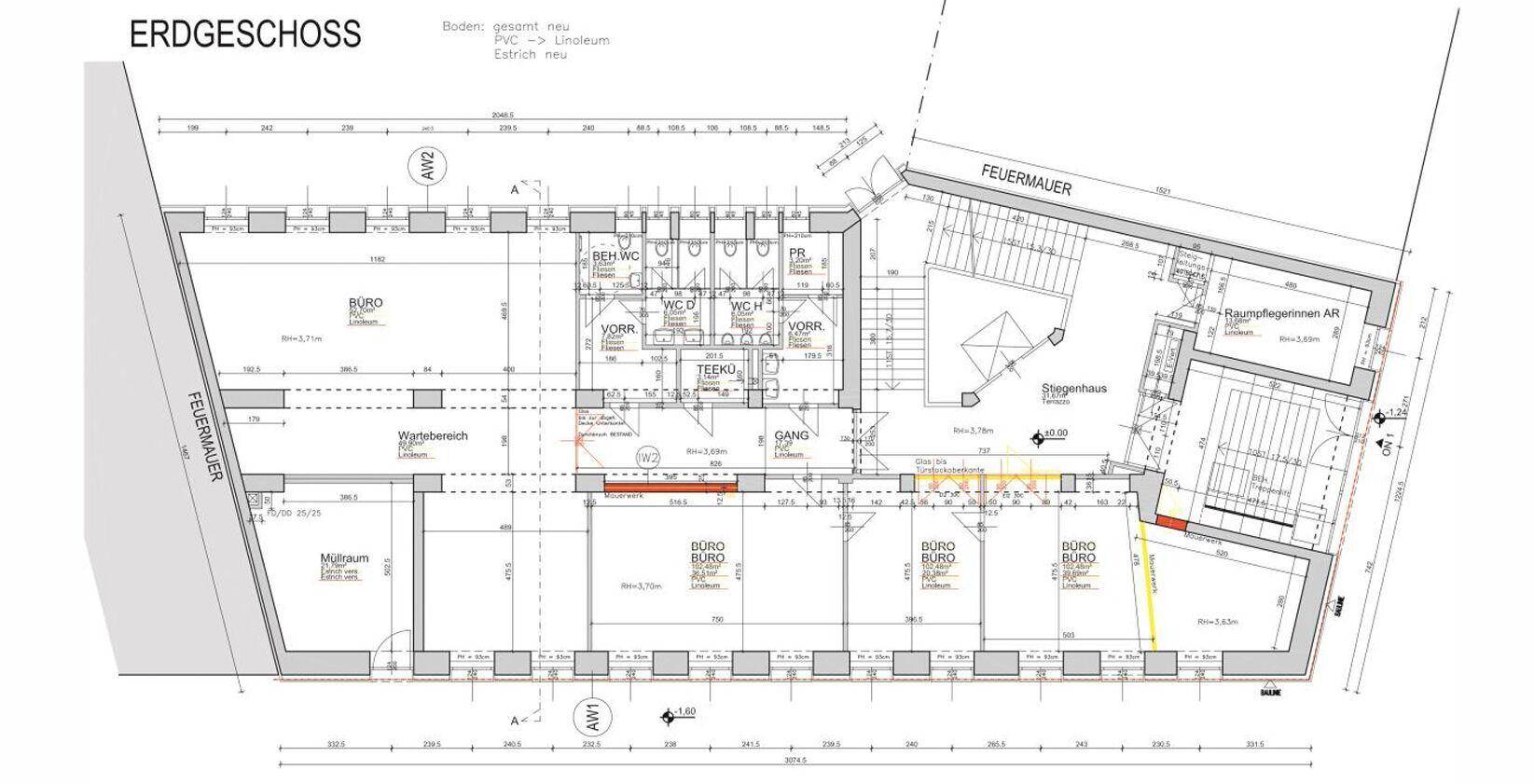 Grundriss des Erdgeschosses mit Büroräumen, Sanitäranlagen und Treppenhaus.