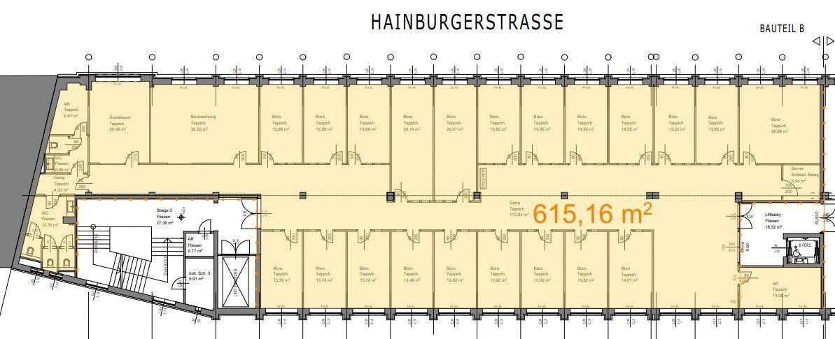 Detaillierter Grundriss eines Bürogebäudes mit vielen einzelnen Räumen und einem langen Flur.