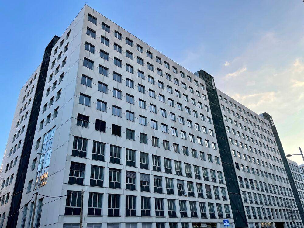 Großes, modernes Bürogebäude mit vielen Stockwerken und einer klaren, funktionalen Fassade.