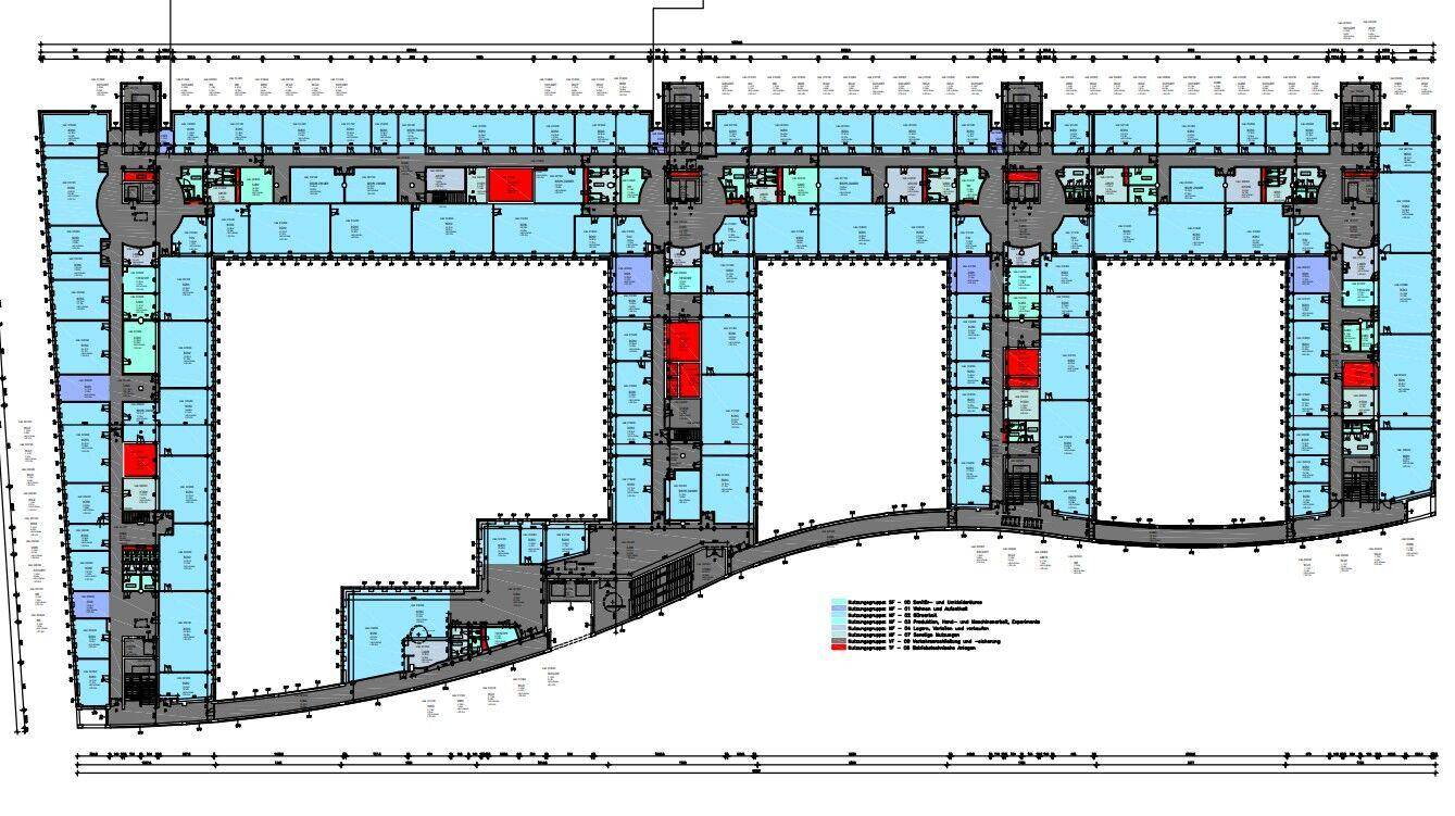 Detaillierter Grundriss einer weiteren Etage mit zahlreichen Räumen und strukturiertem Layout.