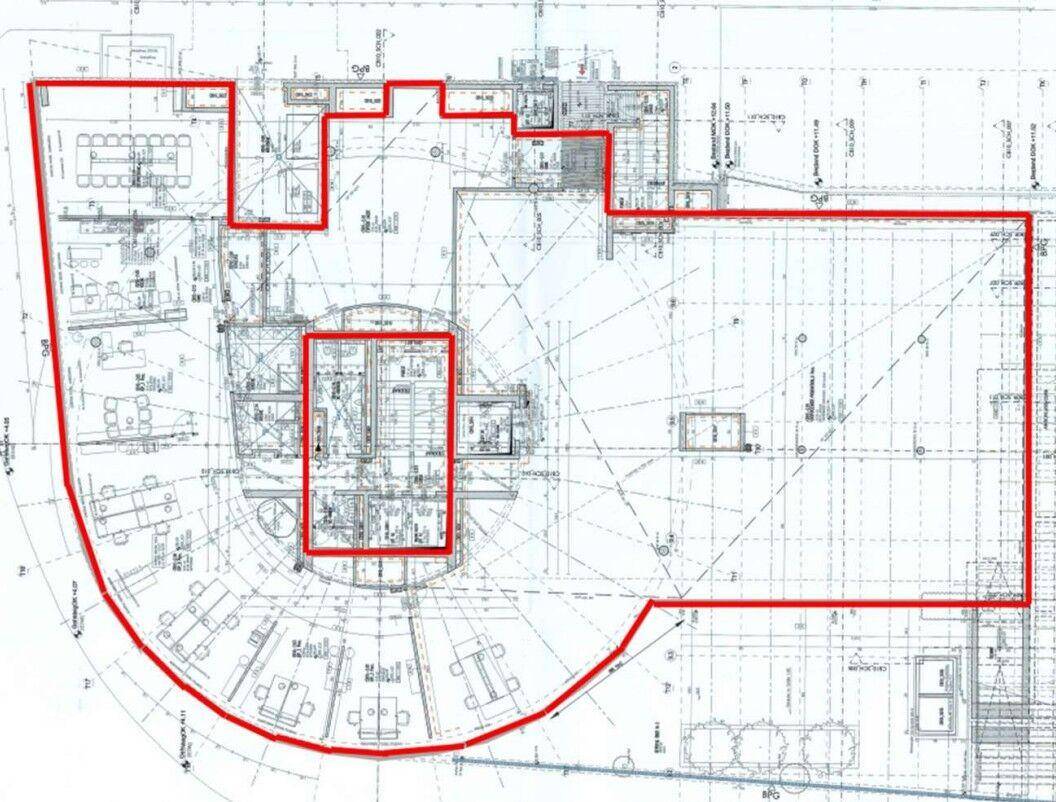 Detaillierter Grundriss mit einer rot markierten Fläche, die verschiedene Bürobereiche und einen Balkon zeigt.
