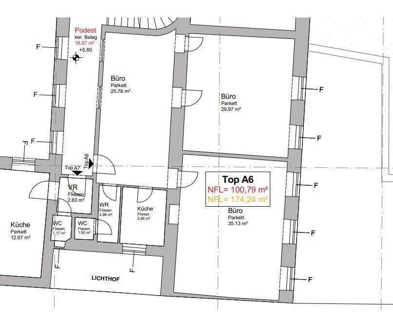 Grundriss des Erdgeschosses mit mehreren Büroräumen, Küchen und Toiletten, sowie einem Lichthof.