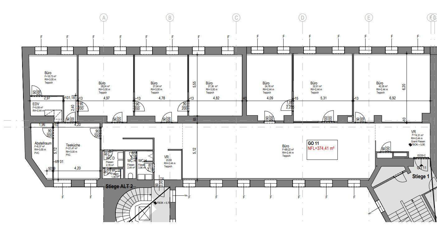 Detaillierter Grundriss einer Etage mit mehreren Büroeinheiten, Sanitärbereichen und Treppenhäusern.