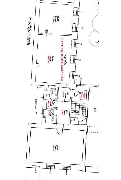 Grundriss des Hochparterres mit Büroräumen, Toiletten und einem Lichthof, inklusive Treppenhaus.
