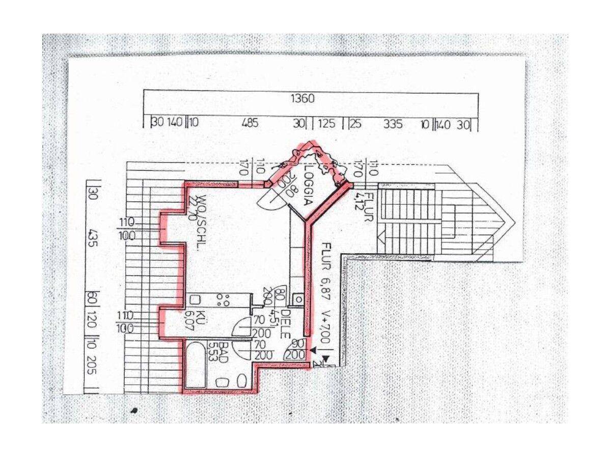Grundriss eines Dachgeschosses mit Loggia, Schlafzimmer und Bad, hervorgehoben in Rot.