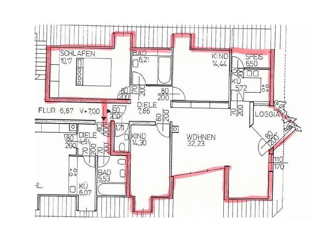 Detaillierter Grundriss mit Schlafzimmern, Bädern, Küche und Wohnbereich, hervorgehoben in Rot.