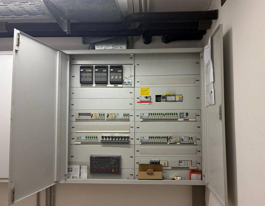 Elektrischer Verteilerkasten in einem Technikraum, der die gesamte Stromversorgung des Gebäudes regelt.