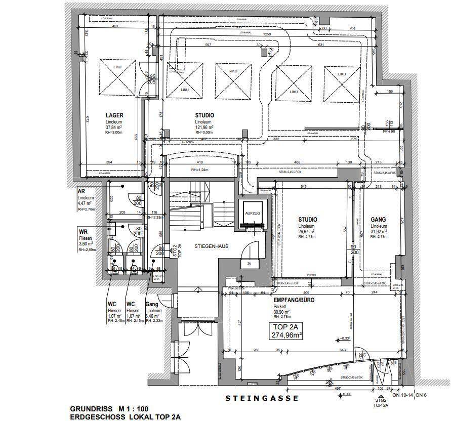 Detaillierter Grundriss eines Gewerbeobjekts mit Lager, Studios und Empfangsbereich.