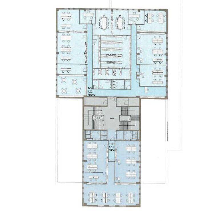 Grundriss einer Büroetage mit mehreren Büroräumen, Konferenzbereichen und zentralem Treppenhaus.