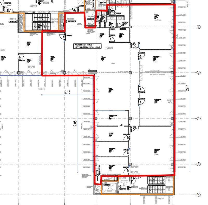 Detailansicht eines Grundrisses mit einem langen Flur, zahlreichen Einzelbüros und einem Treppenhaus.
