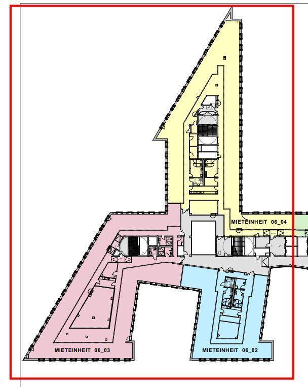 Detaillierter Grundriss einer Etage mit mehreren Mieteinheiten und integrierten Aufzugsschächten.