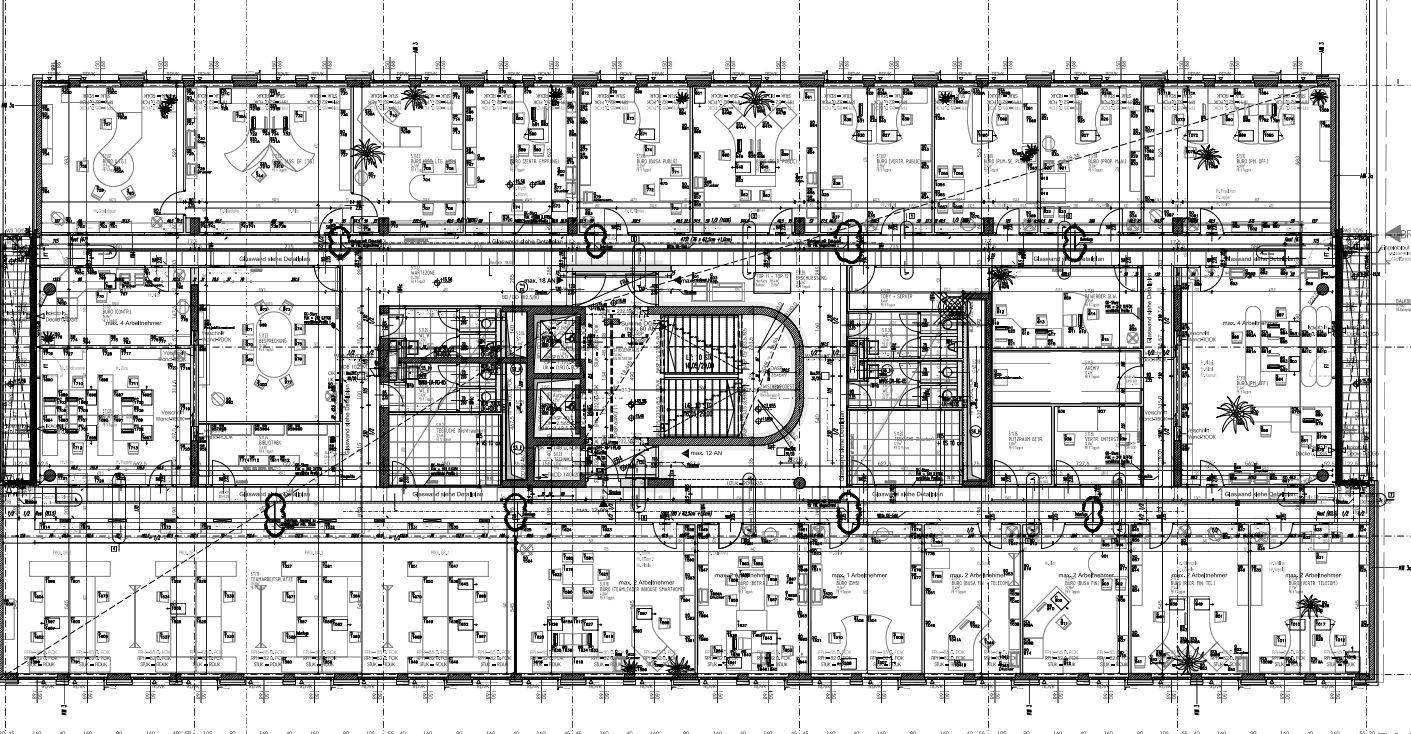 Detaillierter Grundriss eines Bürogebäudes mit zahlreichen Räumen und strukturiertem Layout.