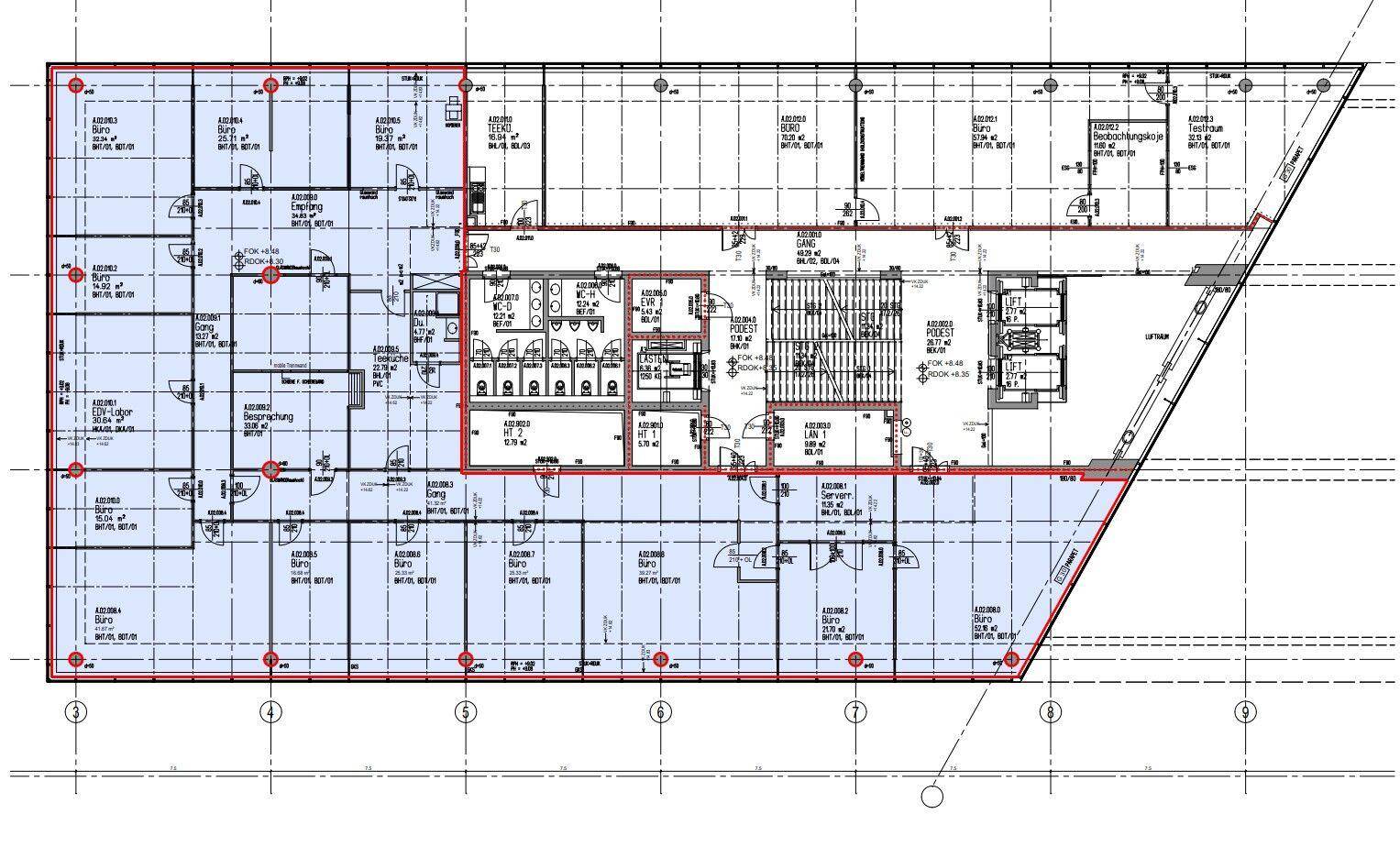 Horizontaler Grundriss eines Bürogebäudes mit vielen Arbeitsplätzen und zentralen Sanitärbereichen.