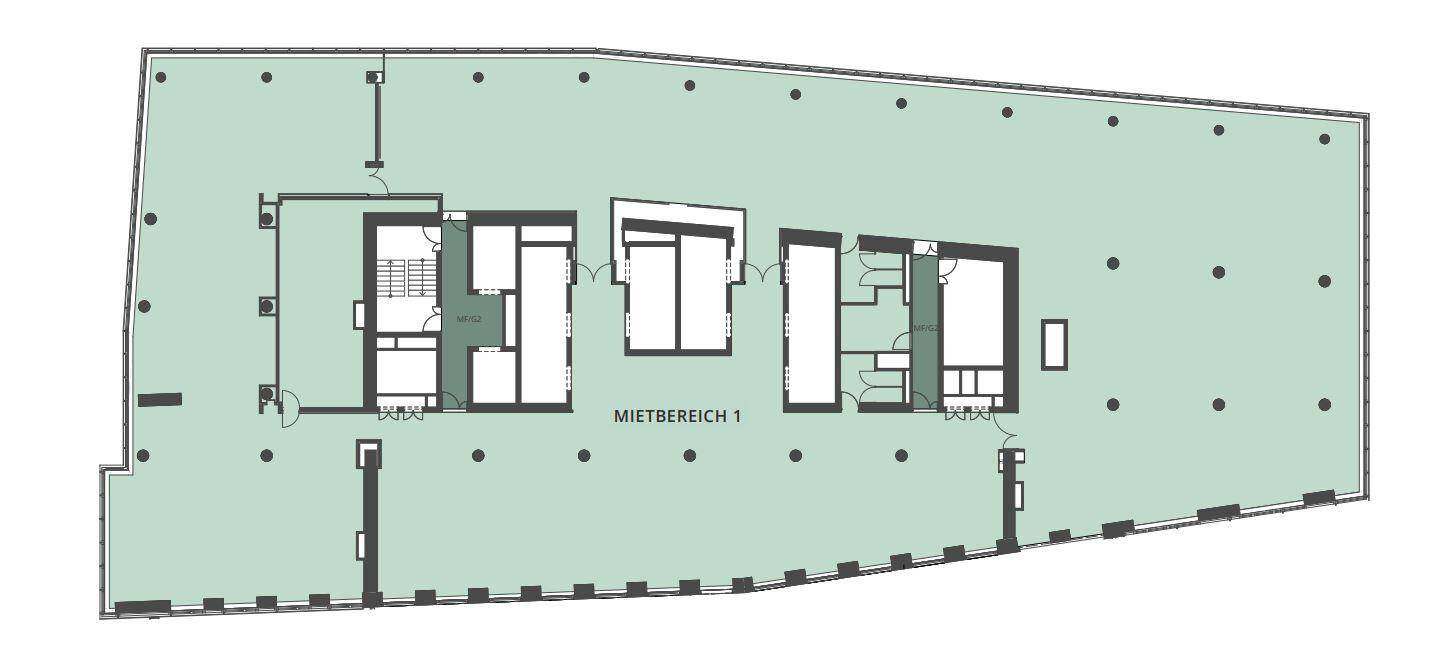 Grundriss eines Bürogebäudes, der einen großen Mietbereich und einen zentralen Kern mit Aufzügen und Treppen zeigt.