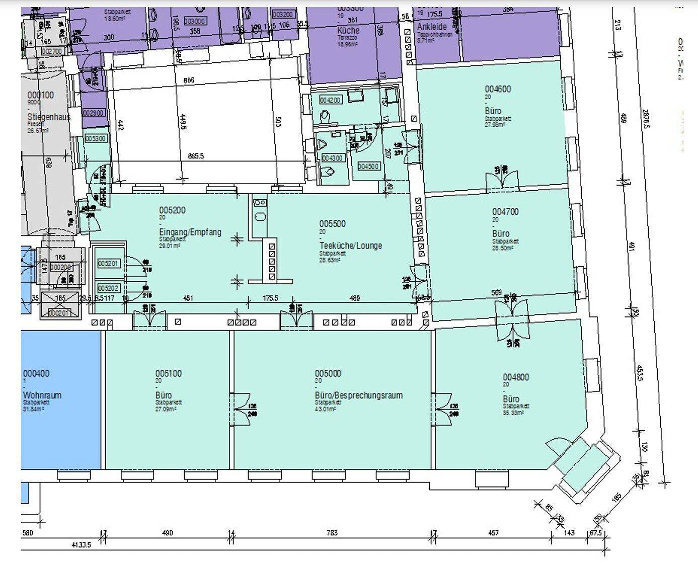 Detaillierter Grundriss einer Etage mit Büros, Empfangsbereich, Teeküche und Wohnraum, inklusive Maßen.