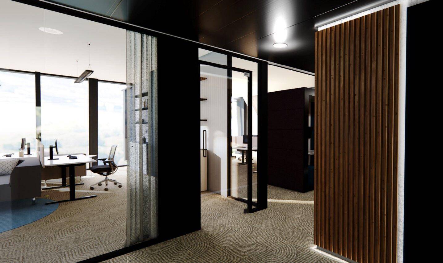 Helles Büro mit Glaswänden, Holzelementen und Teppichboden, das eine moderne Arbeitsumgebung schafft.