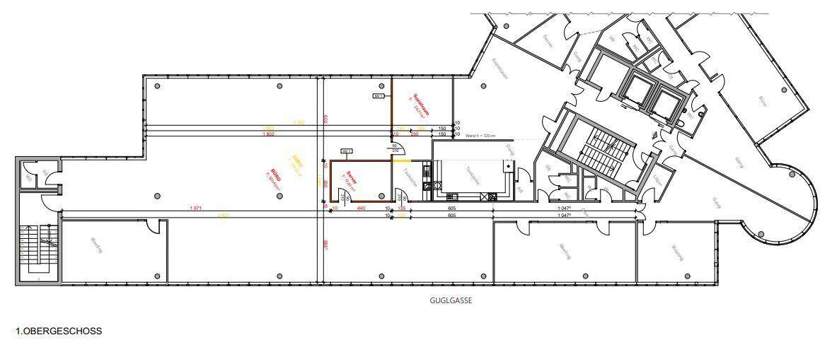 Grundriss des ersten Obergeschosses mit verschiedenen Büroräumen, Treppenhaus und Flurbereichen, optimiert für effiziente Nutzung.