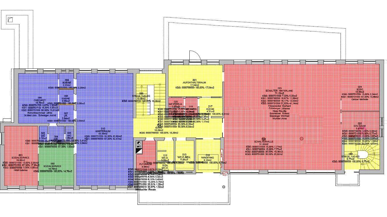 Farbiger Grundriss des Erdgeschosses mit verschiedenen Funktionsbereichen und Treppenhäusern.