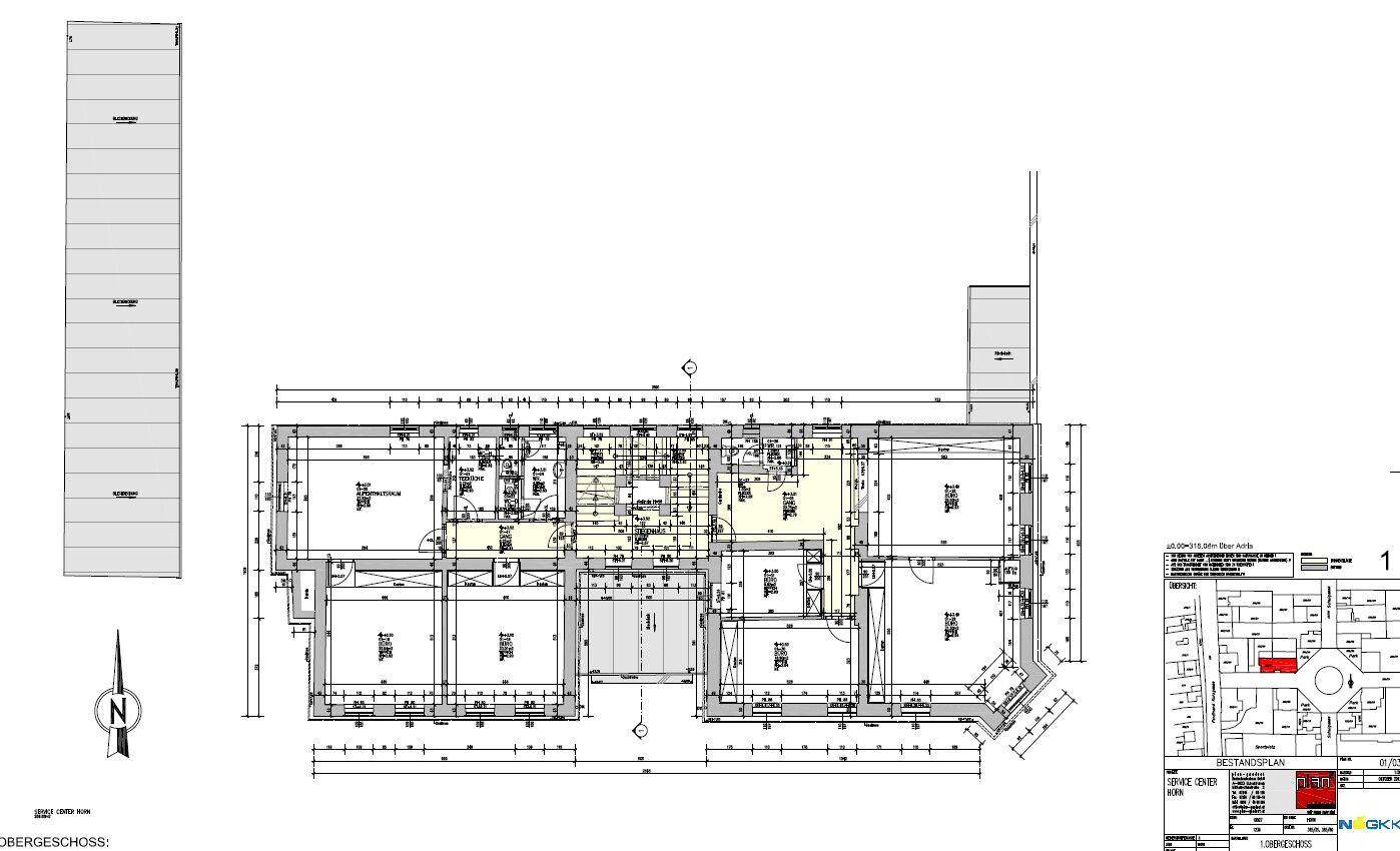 Grundriss des Obergeschosses mit verschiedenen Räumen und einem Treppenhaus.