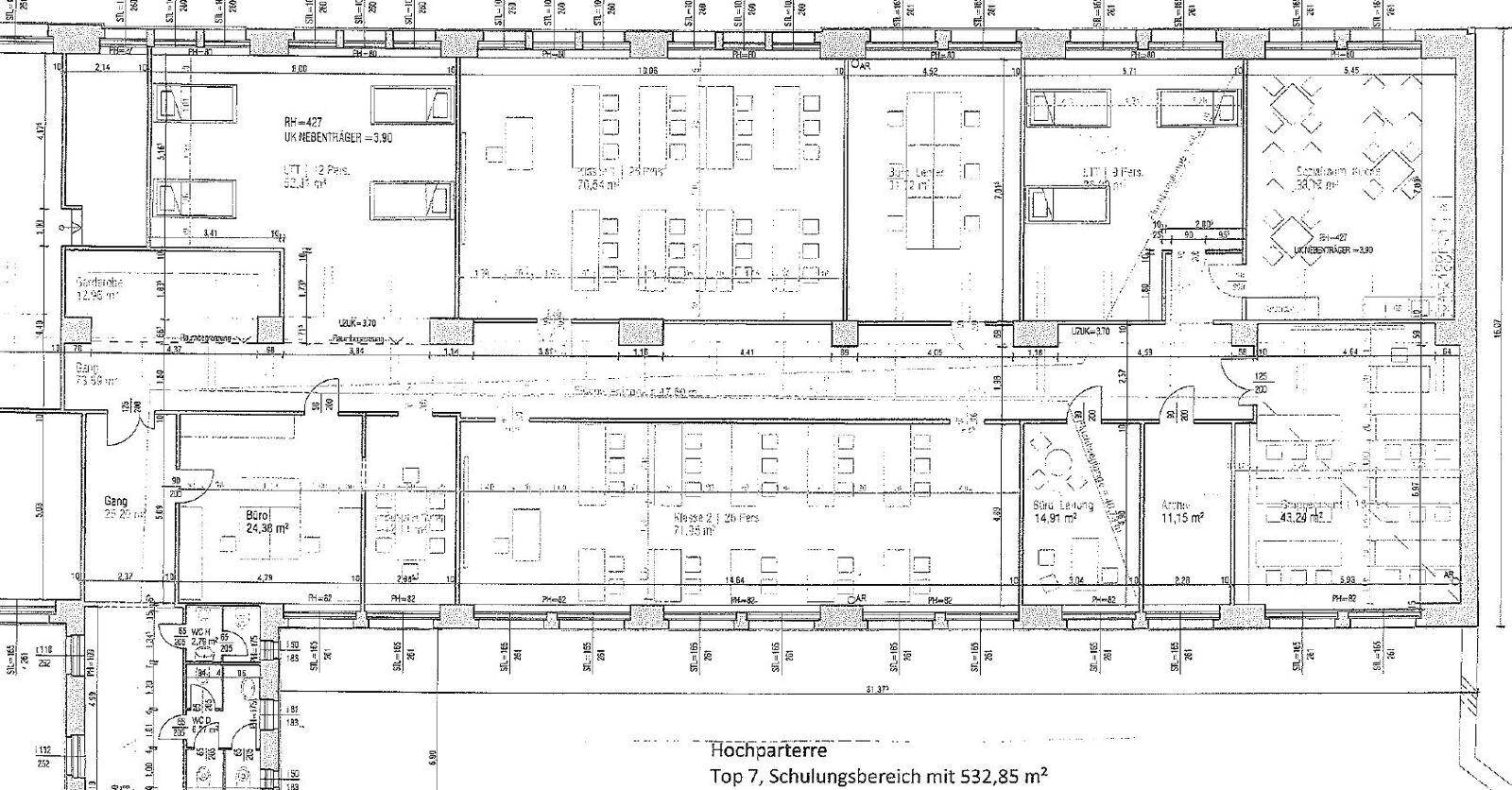 Grundriss des Hochparterres, der einen großen Schulungsbereich mit vielen einzelnen Räumen und mehreren Sanitäranlagen darstellt.