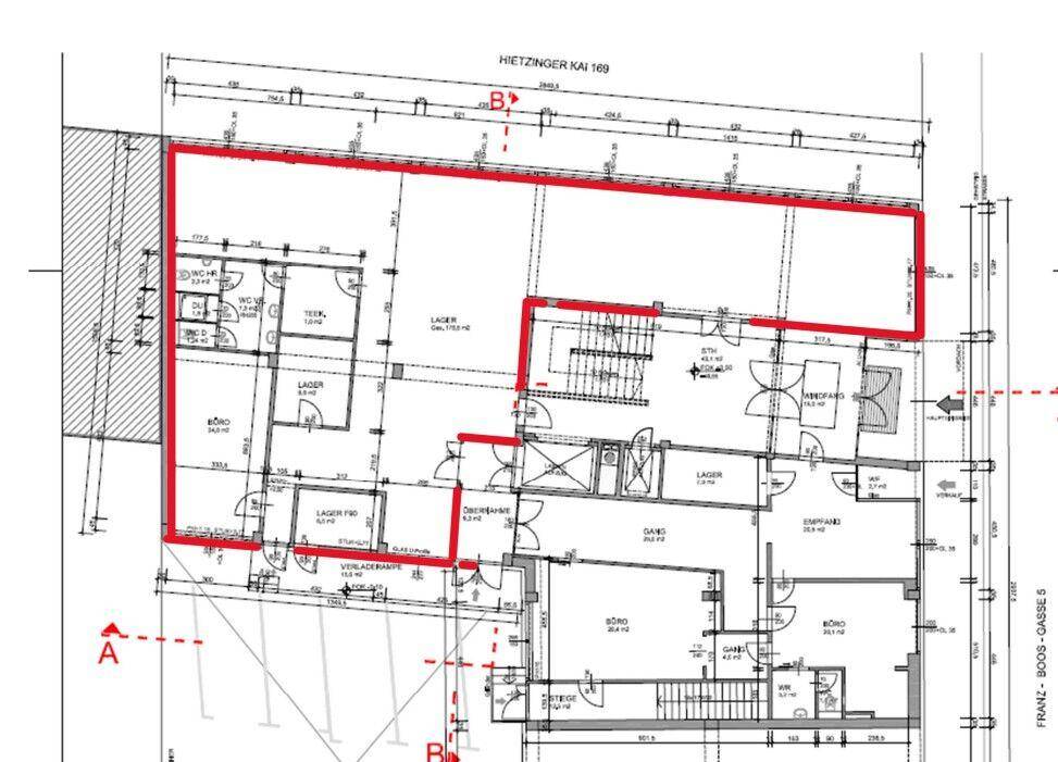 Umfassender Grundriss einer weiteren Etage mit Lagerbereichen, Büros und Empfangsbereich, inklusive Treppenhaus.