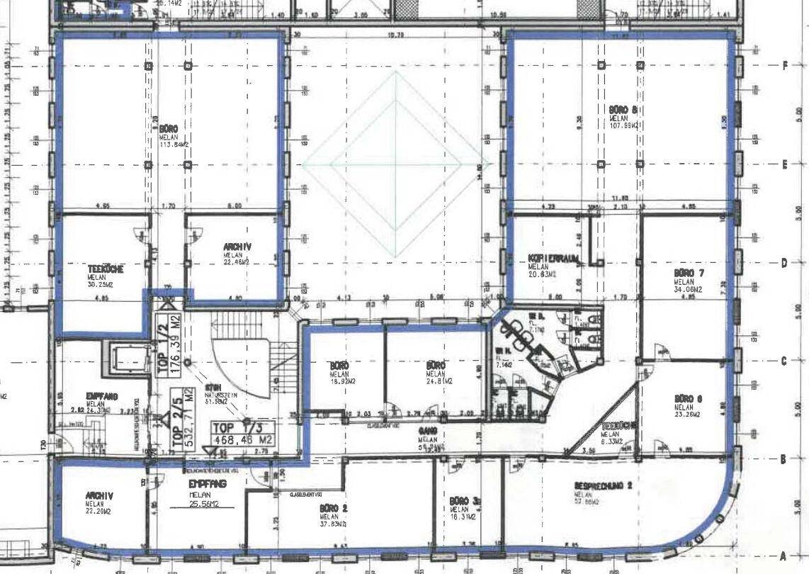 Detaillierter Grundriss einer Etage mit mehreren Büroräumen, Teeküche und Empfangsbereich, inklusive Flächenangaben.
