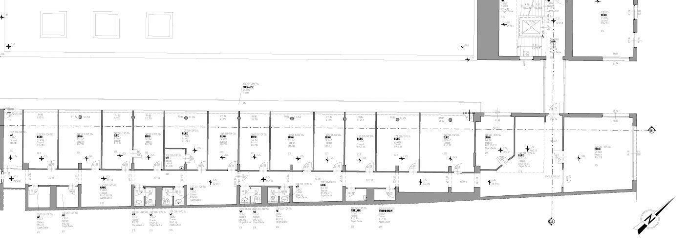 Detaillierter Grundriss eines langen Gebäudes mit mehreren Einheiten, großen Fenstern und Balkonen.