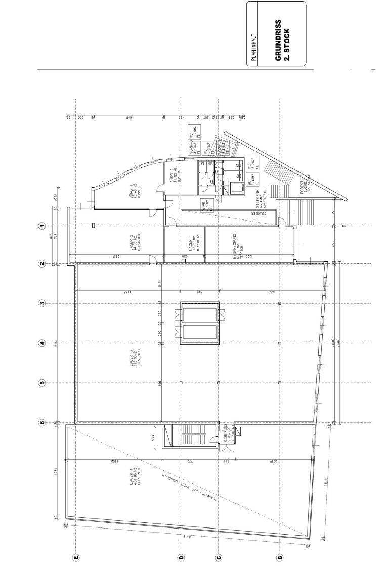 Grundriss des zweiten Stocks mit Lagerflächen, Büros und einem zentralen Treppen- und Liftbereich.