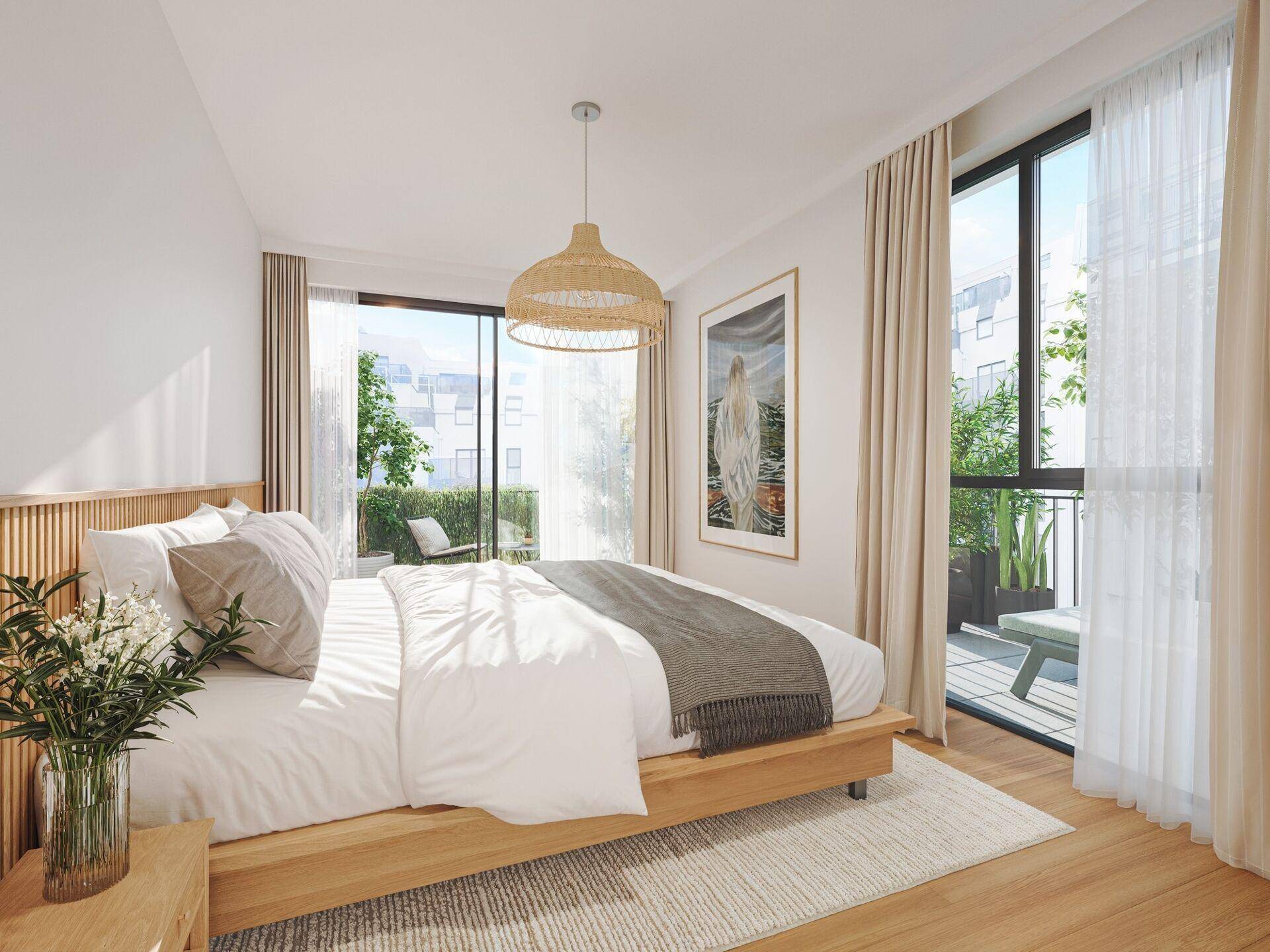 Helles Schlafzimmer mit modernem Holzbett, großen Fenstern und Zugang zu einem Balkon mit Grünblick.